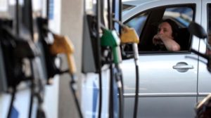 Vuelven a postergar la actualización total de los impuestos a los combustibles y busca contener una suba en naftas y gasoil