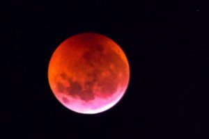 Eclipse parcial de Luna: el Planetario de La Plata realizará una charla y observaciones con telescopios