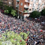 Unos 10.000 simpatizantes respaldan a Sánchez en Ferraz, según el PSOE, al grito de “Democracia sí, fascismo no”