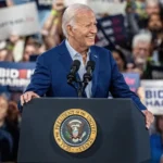 Biden está decidido a seguir en la carrera presidencial pese a las presiones, según su campaña