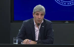 Caputo rechazó las críticas por tener su plata en el exterior y aseguró que “la reporto como corresponde”