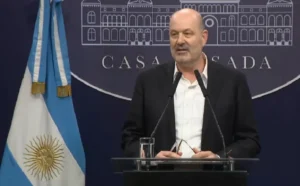 El Gobierno habilitó a bancos y financieras a otorgar créditos con descuento automático sobre salarios estatales