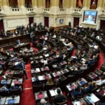 Guillermo Francos negó una devaluación al defender el plan económico y pidió sancionar la ley antibarras