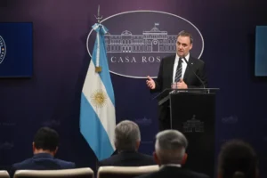 Manuel Adorni, sobre Cristina Kirchner: “El Presidente dice que el que las hace las paga”