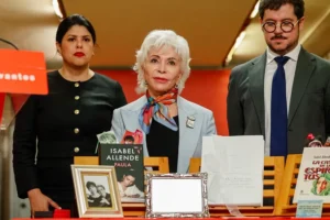 La escritora Isabel Allende deja un manuscrito de ‘La casa de los espíritus’ en la Caja de las Letras