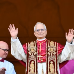 El papa León XIV lanza un “llamado a la paz” a “todos los pueblos” en su primeras palabras