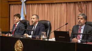 ¿Cuáles son los tres requisitos que deberá cumplir Cristina para no perder la domiciliaria?