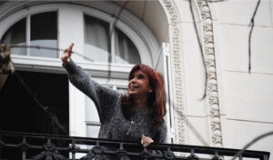 Con la autorización de la Justicia, Cristina volvió a salir al balcón