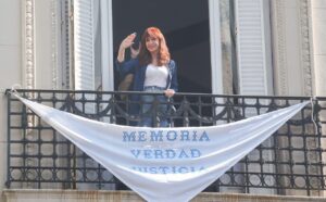 A un año de la detención de Cristina Kirchner: el PJ en shock, las vigilias militantes y la polémica del balcón