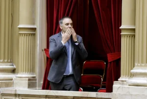 La admisión de Adorni de haber ocultado 500.000 dólares contradice sus dichos anteriores