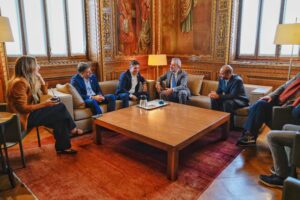 Kicillof se reunió con el alcalde de Barcelona