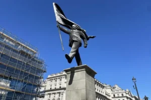 Banksy confirma la autoría de una estatua aparecida en el centro de Londres