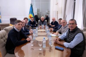 Intendentes presionan para manejar sin restricciones los fondos del endeudamiento y el debate llega a la Legislatura