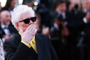 Almodóvar recibe, «muy emocionado», una gran ovación en Cannes por ‘Amarga Navidad’