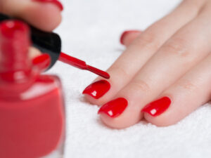 La ANMAT prohibió dos sustancias utilizadas en esmaltes semipermanentes y cosméticos