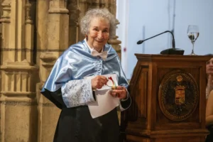 Margaret Atwood: Nunca en la era moderna se han prohibido tantos libros como ahora en EEUU