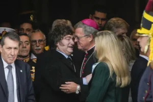 Milei esconde sus diferencias con la Iglesia a la espera de León XIV