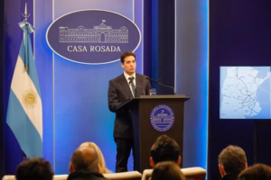 A contramano de la línea oficial, Ravier confirmó que Oria suplantó a Caputo al frente de la comunicación