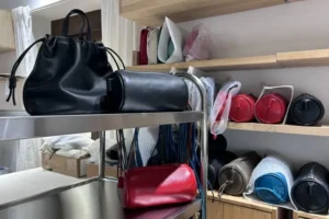 Una marca feminista homenajea a abuelas y bisabuelas con bolsos artesanales desde Málaga