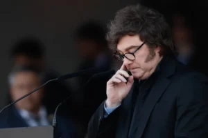 Advierten sobre los riesgos del plan de Milei para crear un «laboratorio de impunidad artificial» con empresas sin humanos