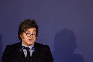 Javier Milei llamó «dictador» a Pedro Sánchez y pidió «sacar a patadas» a los socialistas en España